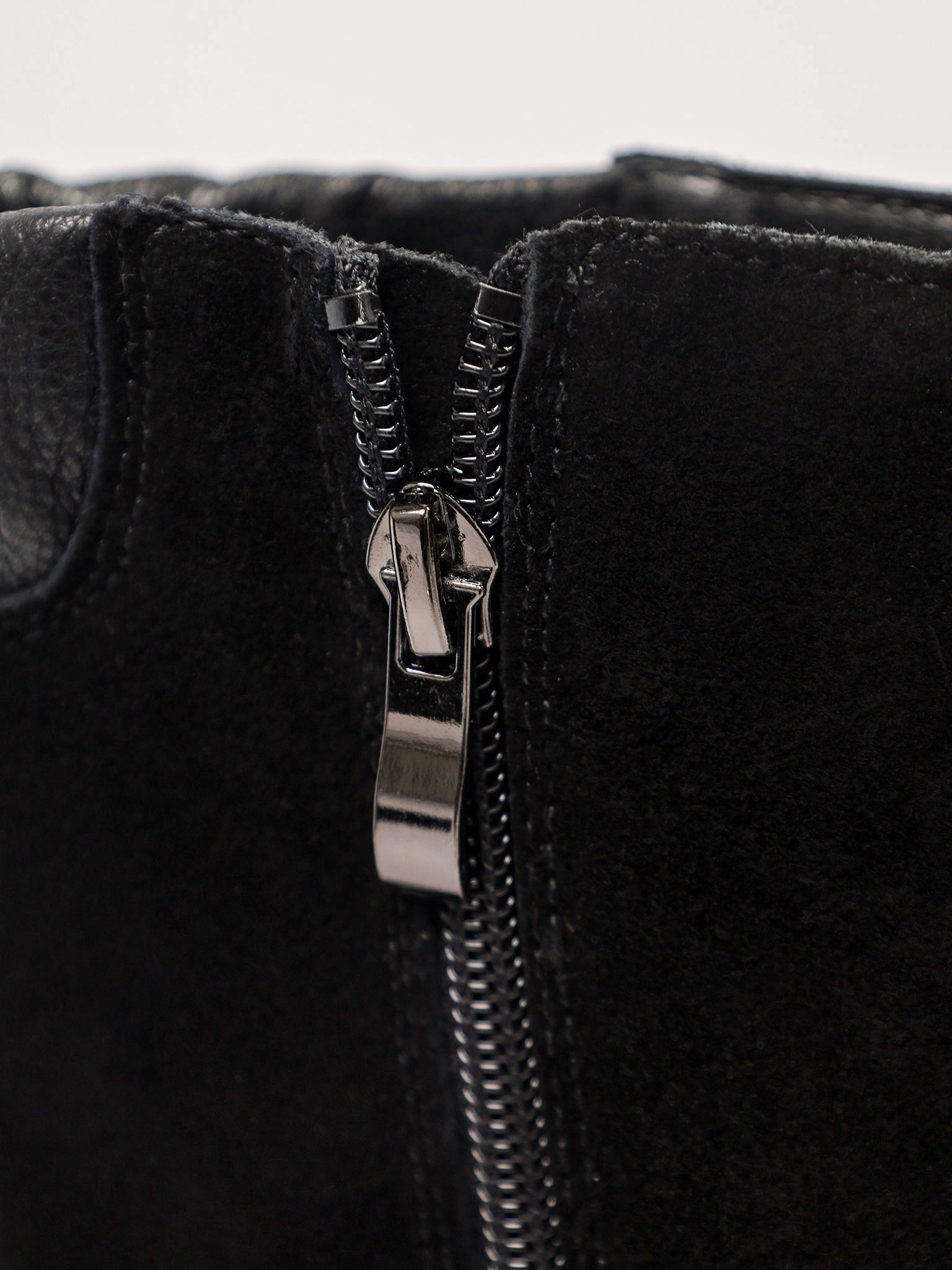 Ботинки черного цвета с декоративным замком спереди из натуральной замши